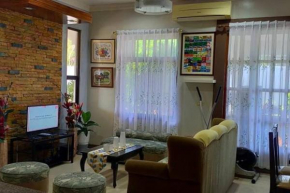 Overlooking Seaview House w/ WIFI + AC